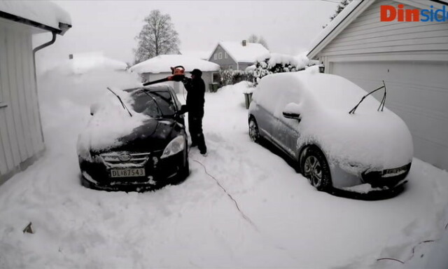 image: Bruker løvblåser for å fjerne snø på bilen